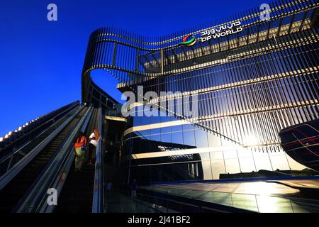 Transport, Zukunft, Dubai Expo, Weltausstellung, Architektur, Der Pavillon von DP World eine Konstruktion der modernen Architektur mit Rolltreppe Foto Stock