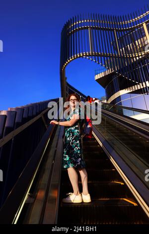 Transport, Zukunft, Dubai Expo, Weltausstellung, Architektur, Der Pavillon von DP World eine Konstruktion der modernen Architektur mit Rolltreppe Foto Stock