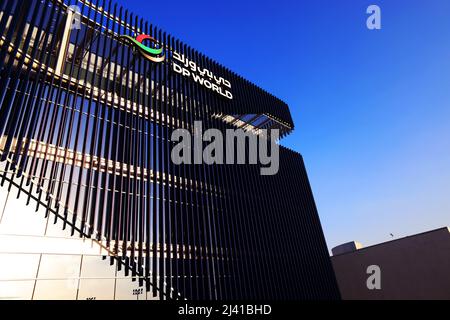 Transport, Zukunft, Dubai Expo, Weltausstellung, Architektur, Der Pavillon von DP World eine Konstruktion der modernen Architektur mit Rolltreppe Foto Stock