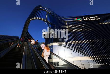 Transport, Zukunft, Dubai Expo, Weltausstellung, Architektur, Der Pavillon von DP World eine Konstruktion der modernen Architektur mit Rolltreppe Foto Stock