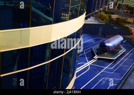 Transport, Zukunft, Dubai Expo, Weltausstellung, Architektur, Der Pavillon von DP World eine Konstruktion der modernen Architektur mit Rolltreppe Foto Stock