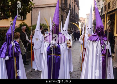 Madrid, Spagna, 10th aprile 2022. Le persone nelle strade di Madrid festeggiano il 'Domingo de Ramos' dopo due anni di emergenza COVID-19. È il tradizionale Foto Stock