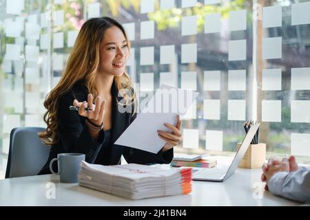 Durante un colloquio di lavoro, i responsabili delle risorse umane cercano un buon nuovo dipendente. Il manager ha una prima impressione positiva del candidato. Foto Stock