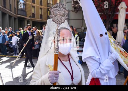 Madrid, Spagna, 10th aprile 2022. Le persone nelle strade di Madrid festeggiano il 'Domingo de Ramos' dopo due anni di emergenza COVID-19. È il tradizionale Foto Stock