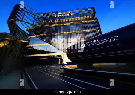 Transport, Zukunft, Dubai Expo, Weltausstellung, Architektur, Der Pavillon von DP World eine Konstruktion der modernen Architektur mit Rolltreppe Foto Stock