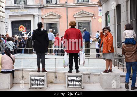 Madrid, Spagna, 10th aprile 2022. Le persone nelle strade di Madrid festeggiano il 'Domingo de Ramos' dopo due anni di emergenza COVID-19. È il tradizionale Foto Stock