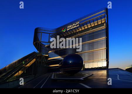 Transport, Zukunft, Dubai Expo, Weltausstellung, Architektur, Der Pavillon von DP World eine Konstruktion der modernen Architektur mit Rolltreppe Foto Stock