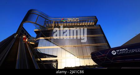 Transport, Zukunft, Dubai Expo, Weltausstellung, Architektur, Der Pavillon von DP World eine Konstruktion der modernen Architektur mit Rolltreppe Foto Stock