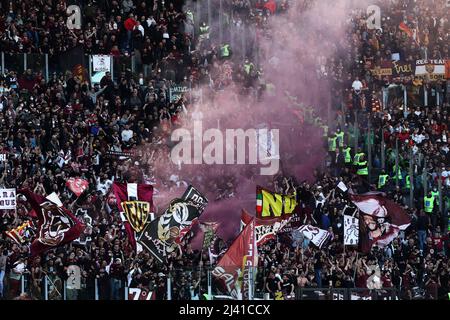 I sostenitori di Salernitana mostrano le loro bandiere durante il campionato italiano Serie A partita di calcio tra ROMA e Stati Uniti Salernitana il 10 aprile 2022 allo Stadio Olimpico di Roma - Foto Federico Proietti/DPPI Foto Stock