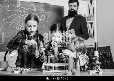 Studiare con gli amici è divertente. Processo di controllo. Con l'esperienza viene la conoscenza. Istruzione formale. L'apprendimento è integrato. Comunicazione di interazione di gruppo Foto Stock