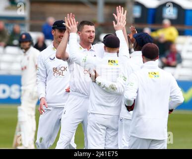 CHELMSFORD INGHILTERRA - APRILE 08 : Jackson Bird of Kent CCC celebra il cazzo del Tom Westley dell'Essex e catturato da Ollie Robinson di Kent CCC duri Foto Stock