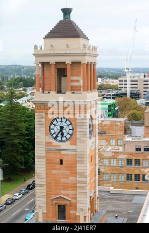 La torre dell'orologio per il Municipio di Newcastle sorge sopra King Street a Newcastle, Australia, progettata dall'architetto Henry White e completata nel 1929 Foto Stock