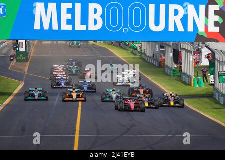 Melbourne, Australia. 10th Apr 2022. Inizio, #16 Charles Leclerc (MCO, Scuderia Ferrari), #1 Max Verstappen (NLD, Oracle Red Bull Racing), #11 Sergio Perez (MEX, Oracle Red Bull Racing), #3 Daniel Ricciardo (AUS, McLaren F1 Team), Gran Premio d'Australia F1 al Melbourne Grand Prix Circuit il 10 aprile 2022 a Melbourne, Australia. (Foto di ALTO DUE) credito: dpa/Alamy Live News Foto Stock