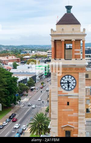 La torre dell'orologio per il Municipio di Newcastle sorge sopra King Street a Newcastle, Australia, progettata dall'architetto Henry White e completata nel 1929 Foto Stock