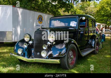 Grand Ledge, MI - 8 luglio 2017: Black 1933 Plymouth ad una mostra di auto Foto Stock