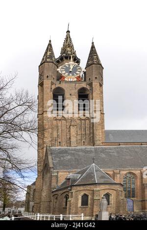 l'oude kerk o vecchia chiesa risalente al 11 secolo in delft olanda con la sua torre dell'orologio pendente Foto Stock