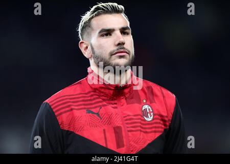 Theo Hernandez dell'AC Milan si presenta durante la Serie A una partita tra Torino FC e AC Milan allo Stadio Olimpico il 10 aprile 2022 a Torino. Foto Stock