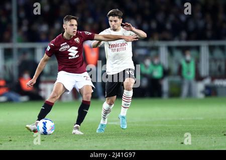 Samuele Ricci di Torino FC e Brahim Diaz di AC Milan combattono per la palla durante la Serie A match tra Torino FC e AC Milan allo Stadio Olimpico il 10 aprile 2022 a Torino. Foto Stock