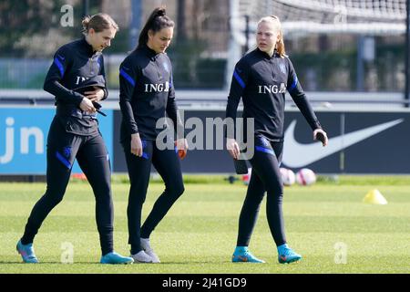 ZEIST, PAESI BASSI - APRILE 11: Vivianne Miedema dei Paesi Bassi, Caitlin Dijkstra dei Paesi Bassi e Jill Baijings dei Paesi Bassi durante una sessione di addestramento della squadra di calcio olandese femminile al Campus KNVB il 11 Aprile 2022 a Zeist, Paesi Bassi (Foto di Jeroen Meuwsen/Orange Pictures) Foto Stock