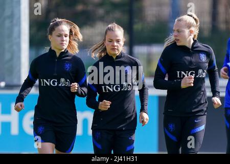 ZEIST, PAESI BASSI - APRILE 11: Marisa Olislagers dei Paesi Bassi, Kayleigh van Dooren dei Paesi Bassi e Jill Baijings dei Paesi Bassi durante una sessione di addestramento della squadra di calcio olandese delle donne al Campus KNVB il 11 Aprile 2022 a Zeist, Paesi Bassi (Foto di Jeroen Meuwsen/Orange Pictures) Foto Stock