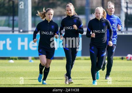 ZEIST, PAESI BASSI - APRILE 11: Marisa Olislagers dei Paesi Bassi, Kayleigh van Dooren dei Paesi Bassi e Jill Baijings dei Paesi Bassi durante una sessione di addestramento della squadra di calcio olandese delle donne al Campus KNVB il 11 Aprile 2022 a Zeist, Paesi Bassi (Foto di Jeroen Meuwsen/Orange Pictures) Foto Stock