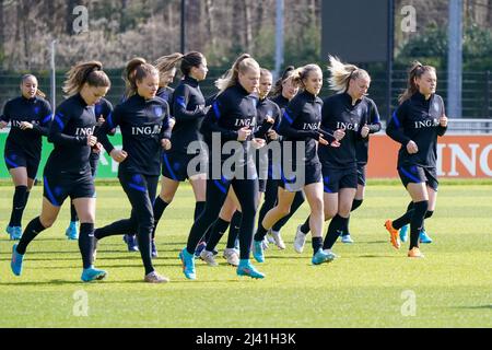 ZEIST, PAESI BASSI - APRILE 11: Marisa Olislagers dei Paesi Bassi, Kayleigh van Dooren dei Paesi Bassi e Jill Baijings dei Paesi Bassi durante una sessione di addestramento della squadra di calcio olandese delle donne al Campus KNVB il 11 Aprile 2022 a Zeist, Paesi Bassi (Foto di Jeroen Meuwsen/Orange Pictures) Foto Stock