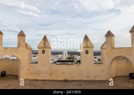 Conil de la Frontera visto tra i fari della Torre de Guzman. Cádiz, Andalusia, Spagna. Foto Stock