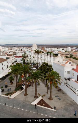 Conil de la Frontera, Cadice, Spagna - 16 ottobre 2021: Piazza Santa Catalina vista dalla cima della torre Guzman. Foto Stock