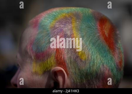 Londra, Regno Unito. 10th aprile 2022. Ban Conversion Therapy protesta. I manifestanti si riuniscono vicino Downing Street contro l'attuale rifiuto dei governi di proteggere i trans con il suo proposto divieto di terapia di conversione. Il governo aveva inizialmente annunciato un divieto globale quasi quattro anni fa e ha ribadito questo impegno nel discorso del Queens lo scorso anno. La comunità trans ha dichiarato di sentirsi coniata e ingannata da questa azione. Credit: Guy Corbishley/Alamy Live News Foto Stock