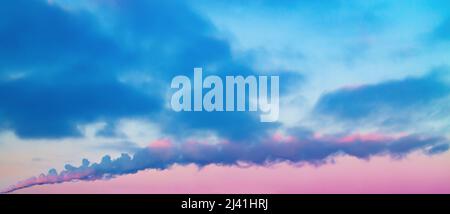 Blu-viola brillante contrasto sfondo cielo nuvoloso con fumo plume che si estende orizzontalmente Foto Stock