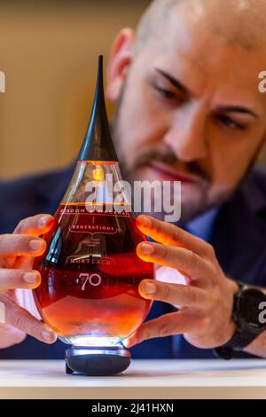 Londra, Regno Unito. 11 aprile 2022. Diego Lanza, Bonhams, Senior Whisky Specialist, presenta un 'Mortlach-70 anni', 1938. Questo è il decanter numero 16 di 54 (Est. £25.000-35.000). Anteprima di “The Old, The Rare and the Only”, una collezione unica di whisky, cognac e armagnac rari. Più di 400 single malt e 100 bottiglie di cognac e armagnac dal 1920s al 2000s sono in vendita il 13 aprile presso la galleria Bonhams New Bond Street. Credit: Stephen Chung / Alamy Live News Foto Stock