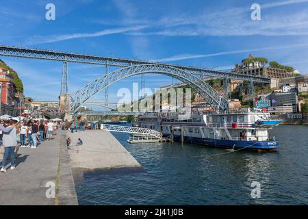 Il quartiere Ribeira mostra la Promenade con barche da diporto ormeggiate accanto al fiume Douro, Porto, Portogallo, Europa Foto Stock