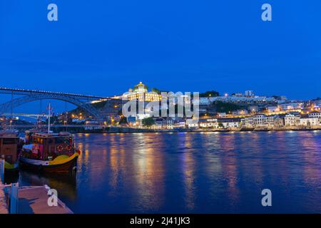 Guardando di notte sul fiume Douro verso Vila Nova de Gaia e il ponte Luís i, il distretto di Ribeira, Porto, Portogallo, Europa Foto Stock