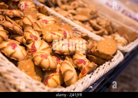 biscotti croccanti nei cestini di vimini sul bancone Foto Stock