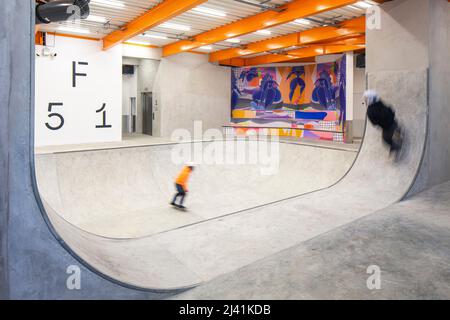 Area vasca di cemento. F51 Skatepark, Folkestone, Regno Unito. Architetto: Architetti Hollaway, 2022. Foto Stock