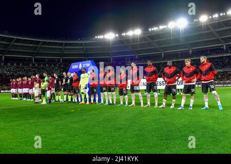 Torino, Italia. 10th Apr 2022. I giocatori delle due squadre si allineano prima della Serie A match tra Torino e AC Milano allo Stadio Olimpico di Torino. (Photo Credit: Gonzales Photo/Alamy Live News Foto Stock