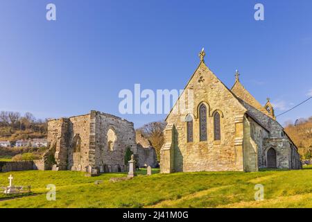 San Tommaso Apostolo e le rovine dell'Abbazia di San Dogmaels del 12th secolo. Cardigan, Pembrokeshire, Galles. REGNO UNITO. Foto Stock