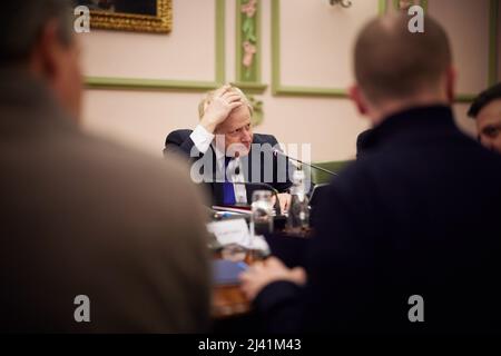 KIEV, UCRAINA - 09 aprile 2022 - il primo ministro britannico Boris Johnson incontra il presidente ucraino Volodymyr Zelensky durante una visita in guerra Foto Stock