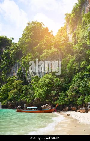 Cieli blu e spiagge baciate dal sole. Scatto di una barca vuota sulla riva di una spiaggia tropicale. Foto Stock