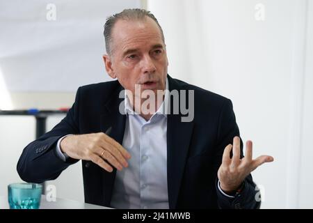 Kreuzberg, Germania. 11th Apr 2022. Ulrich link, membro del Comitato esecutivo dell'ISB, interviene in una conferenza stampa in cui Dreyer, Ministro Presidente della Renania-Palatinato, presenta un concetto di consulenza per le vittime delle alluvioni. Credit: Thomas Frey/dpa/Alamy Live News Foto Stock