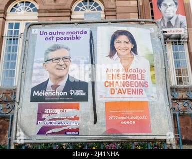 STRASBURGO, FRANCIA - Apr 23, 2022: Poster presidenziali francesi per le prossime elezioni presidenziali in Francia, di fronte all'edificio del municipio di Strasburgo con Anne Hidalgo e Jean-Luc Melenchon Foto Stock