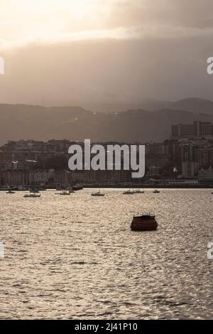 Foce del fiume Nervion nei Paesi Baschi al tramonto Foto Stock