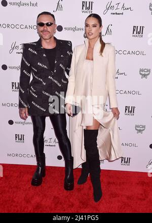 BEVERLY HILLS, CA - APRILE 10: (L-R) Mateus Mazzafera e Alessandra Ambrosio partecipano al Daily Front Row's 6th Annual Fashion Los Angeles Awards at BE Foto Stock