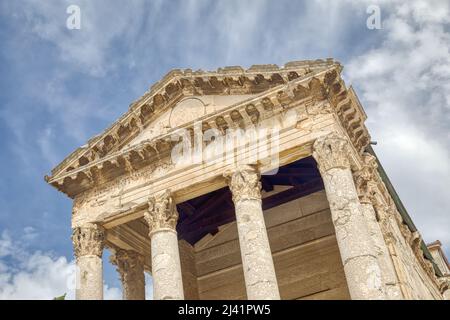 Il Tempio di Augusto è uno degli edifici romani meglio conservati al mondo. Pula, Croazia. Foto Stock