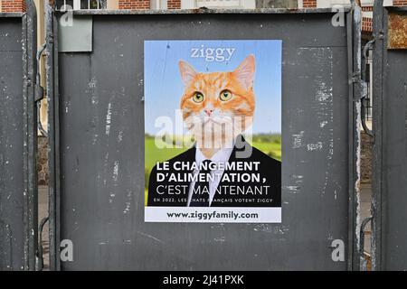 Parigi, Francia. 09th Apr 2022. Il marchio alimentare Cat Ziggy imita i poster della campagna elettorale presidenziale a Parigi, in Francia, il 9 aprile 2022. (Foto di Lionel Urman/Sipa USA) Credit: Sipa USA/Alamy Live News Foto Stock