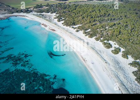 Giorno d'inverno vista aerea delle dune di Cala Caragol. SES Salines, costa meridionale del Maiorca, Isole Baleari, Spagna Foto Stock