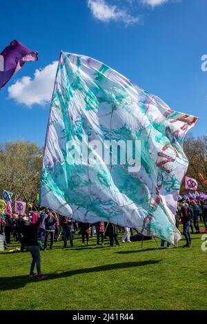 Estinzione i manifestanti della ribellione lanciano un periodo di disgregazione civile a Londra dal 9 aprile 2022. Grande bandiera Amazonia e la folla a Hyde Park Foto Stock