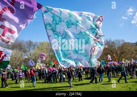 Estinzione i manifestanti della ribellione lanciano un periodo di disgregazione civile a Londra dal 9 aprile 2022. Grande bandiera Amazonia e la folla a Hyde Park Foto Stock