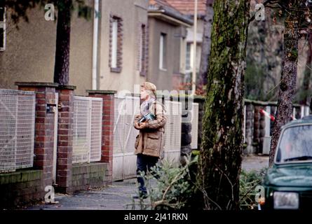 Erika Wildau, Tochter von Erich Honecker aus dessen erster EHE, bei der Rückkehr vom Einkauf, Deutschland um 1994. Foto Stock