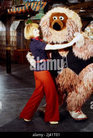 Sesamstraße, deutsche Ausgabe, Deutschland 1980, Charakter: Samson tanzt mit Liselotte LILO Pulver. Foto Stock